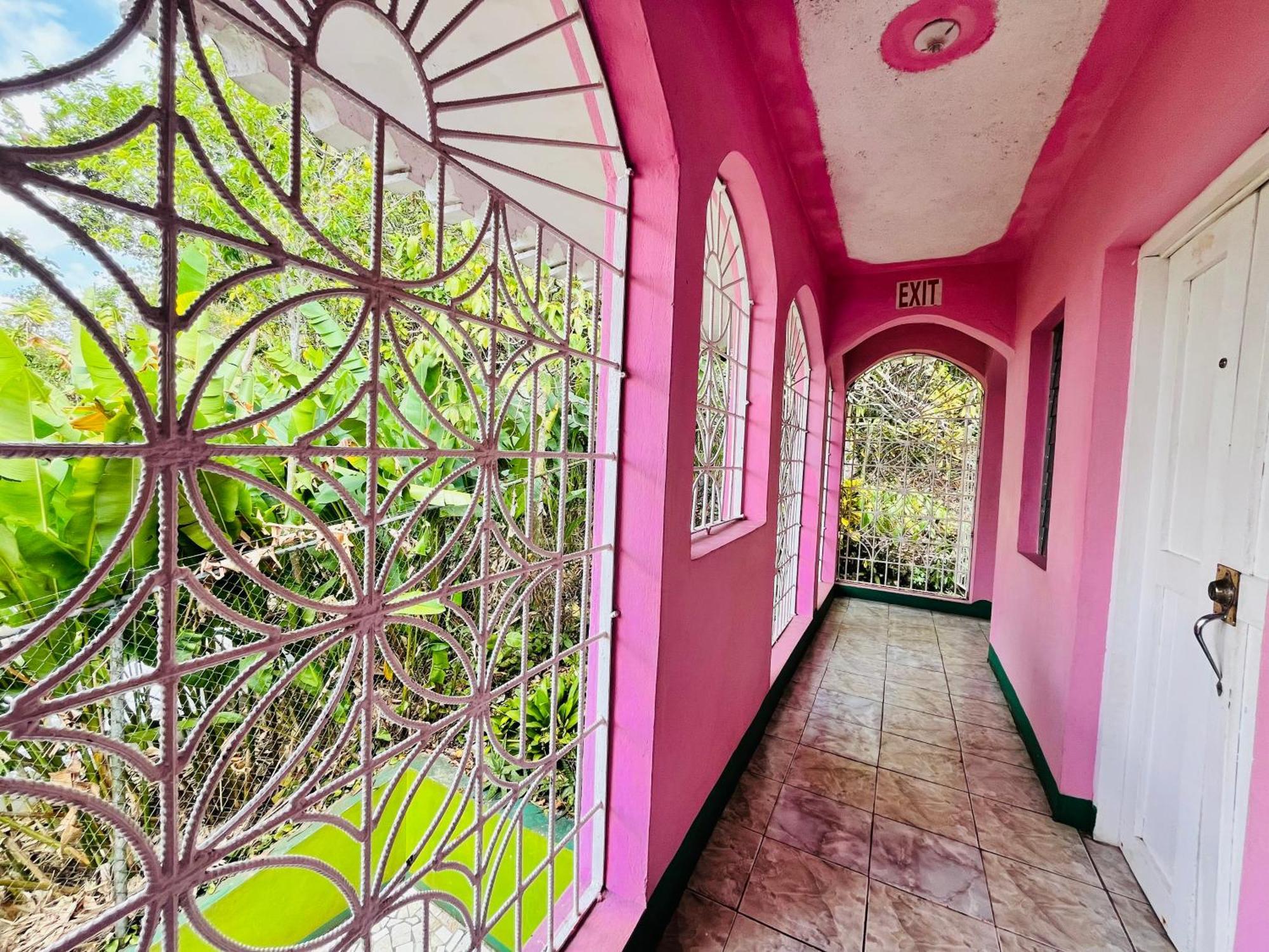 Nine Miles Cultural Hangouts And Tours Stepney Екстер'єр фото